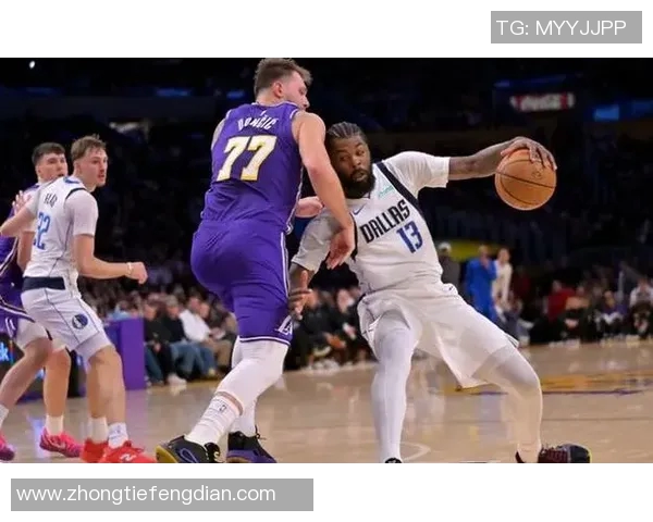 太阳队与独行侠队激战正酣比分胶着引发球迷热议